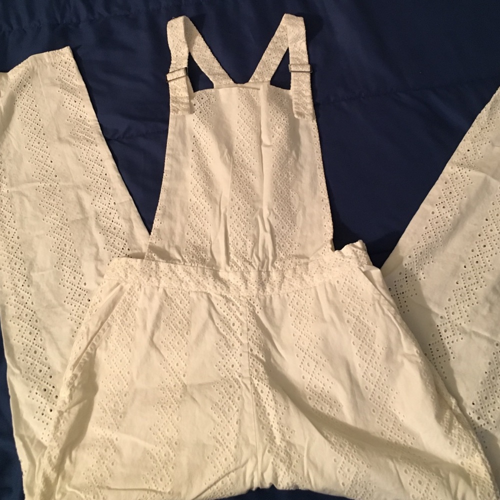 White jumper. Please look at last pic the thread for the clasp opened up .